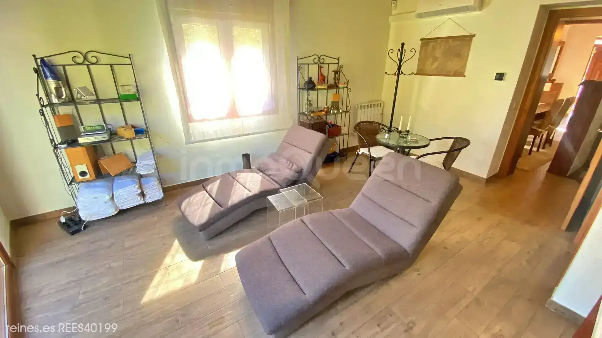 Sala d'estar de Casa o xalet en venda en Santo Adriano amb Calefacció, Jardí privat i Terrassa