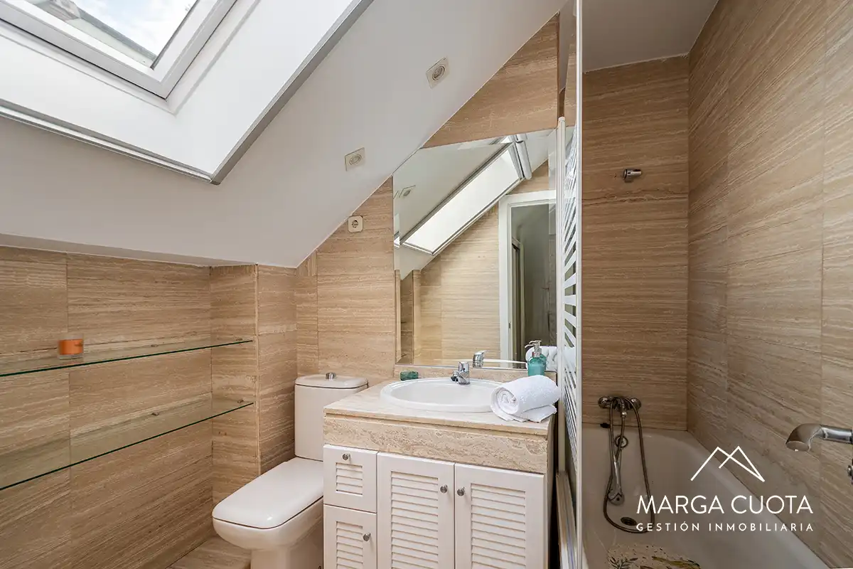 Badezimmer von Dachboden zur Miete in Pozuelo de Alarcón mit Klimaanlage, Heizung und Möbliert