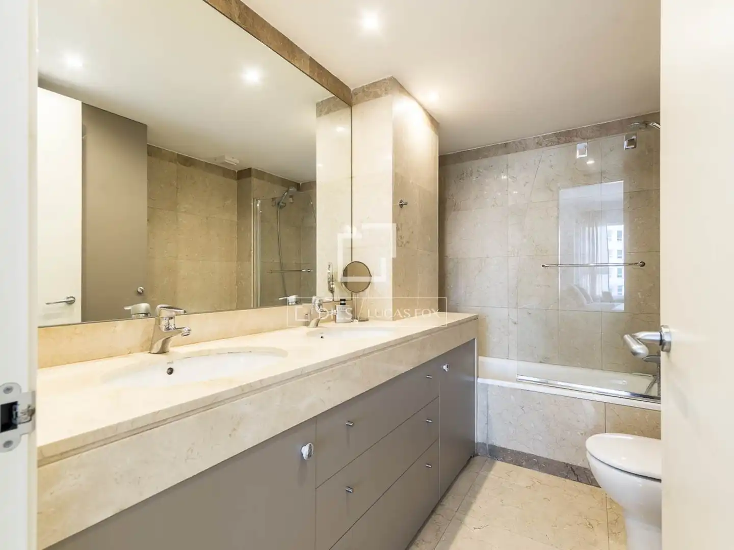 Bathroom of Flat for sale in Barcelona  with Air Conditioner, Private garden and Terrace