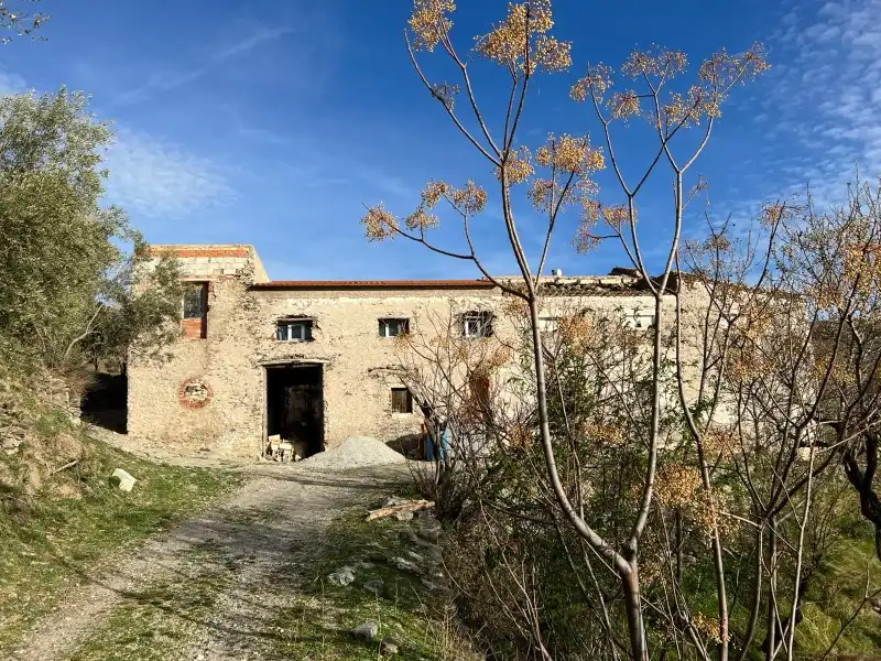 Außenansicht von Country house zum Verkauf in Rubite mit Terrasse