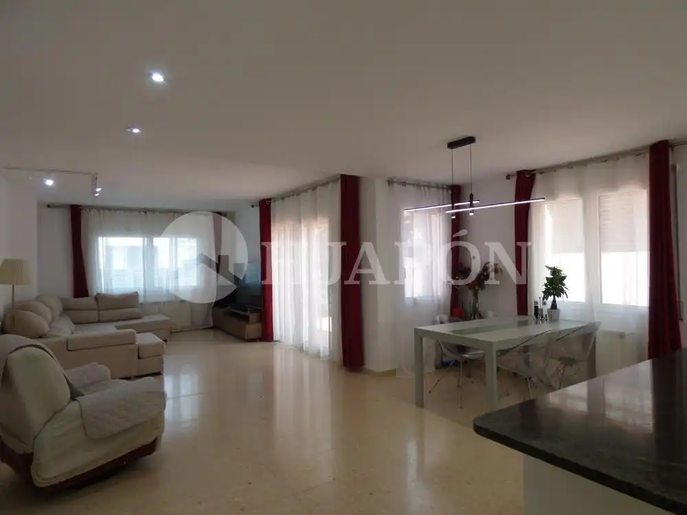 Sala d'estar de Casa o xalet en venda en Alella amb Aire condicionat, Calefacció i Jardí privat