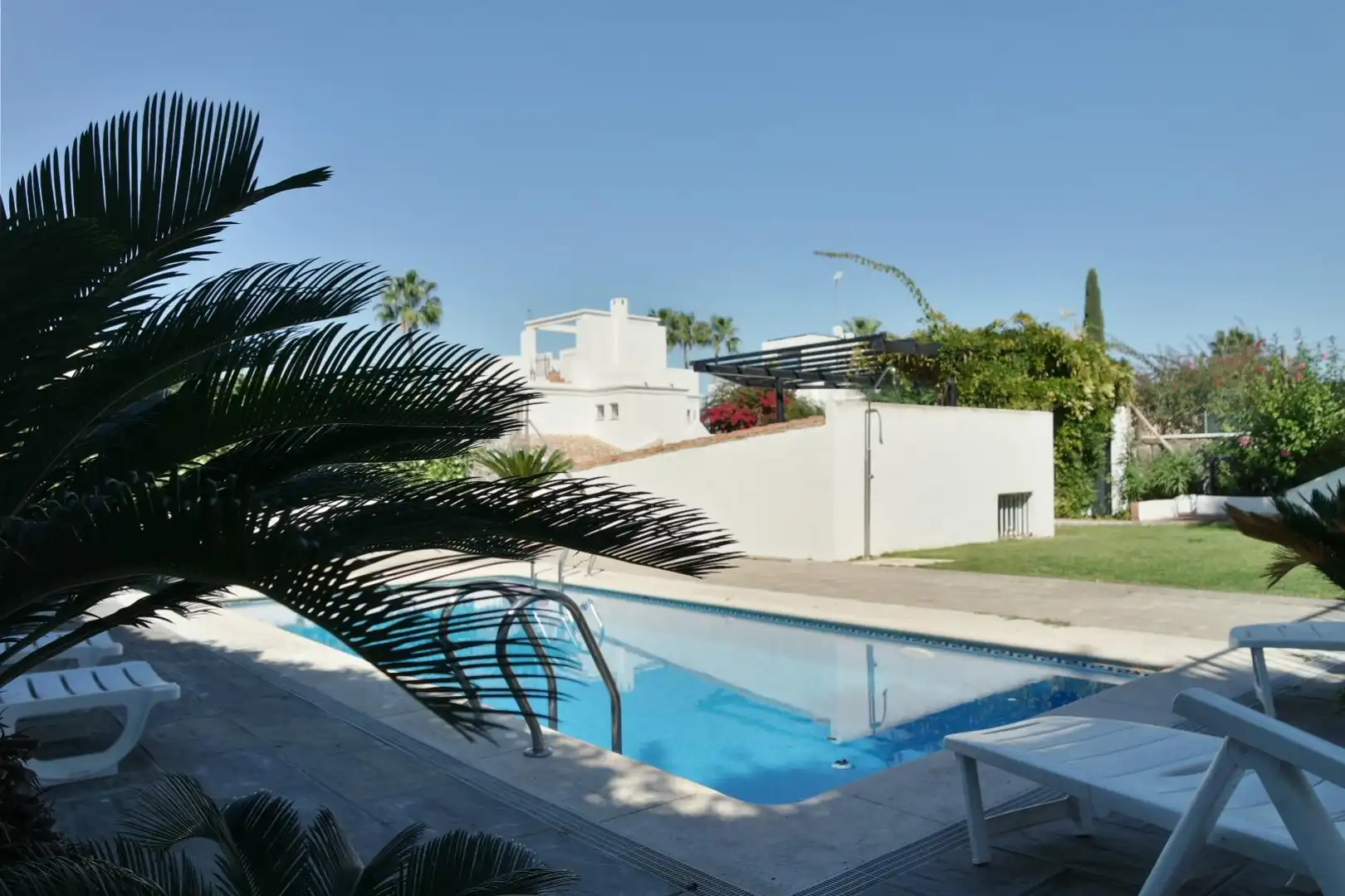 Schwimmbecken von Haus zum Verkauf in Sanlúcar de Barrameda mit Klimaanlage, Heizung und Privatgarten