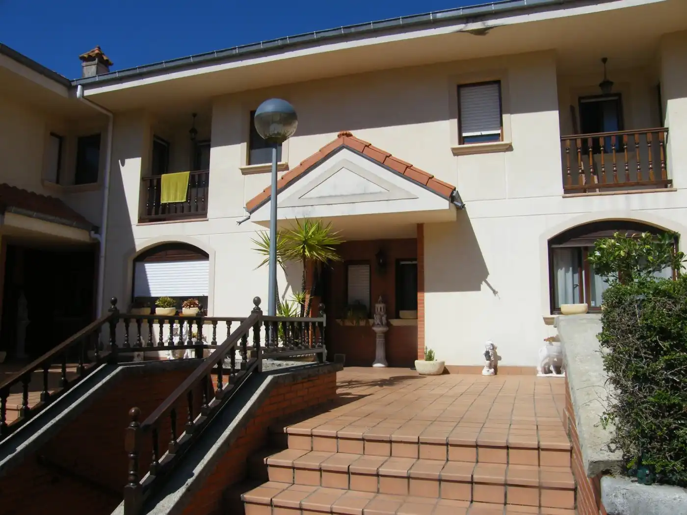 Vista exterior de Casa o xalet en venda en Puente Viesgo amb Calefacció i Jardí privat