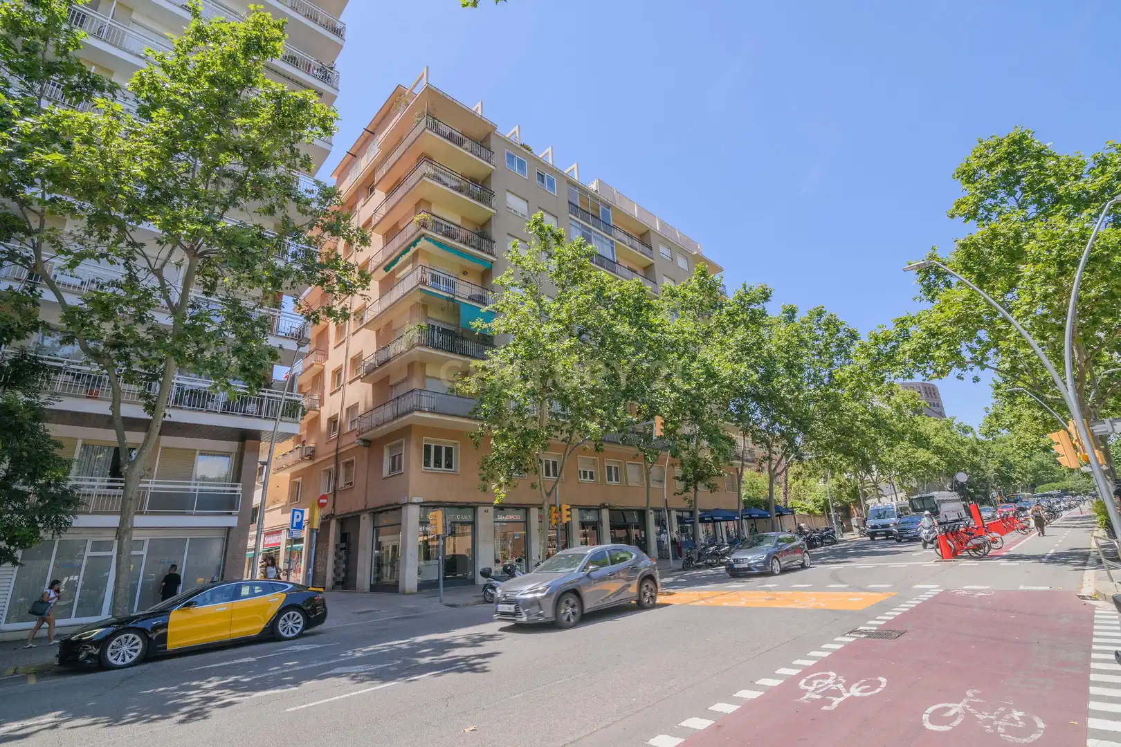 Außenansicht von Wohnung zum Verkauf in Barcelona mit Klimaanlage, Ofen und Mikrowelle