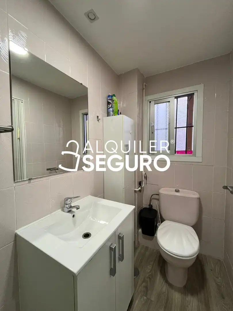 Badezimmer von Wohnung zur Miete in Madrid mit Möbliert