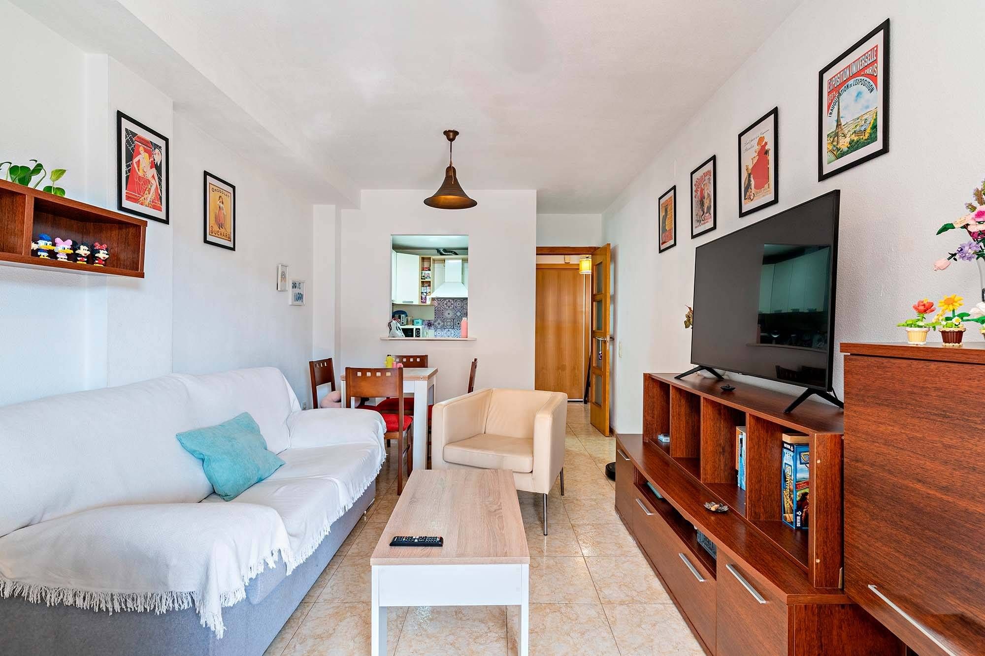 Sala d'estar de Pis en venda en Roquetas de Mar amb Aire condicionat, Jardí privat i Terrassa