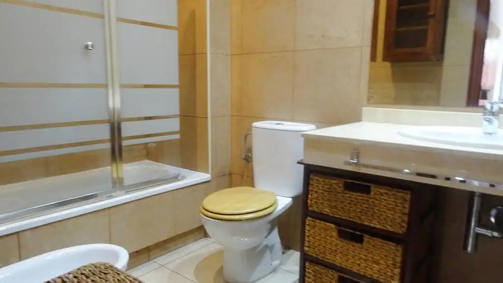 Baño de Piso de alquiler en Las Palmas de Gran Canaria con Jardín privado, Terraza y Amueblado