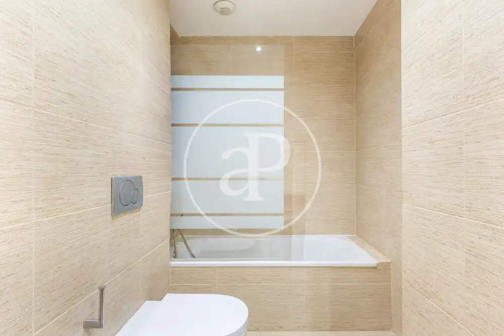 Baño de Piso en venta en Valencia con Aire acondicionado, Calefacción y Jardín privado