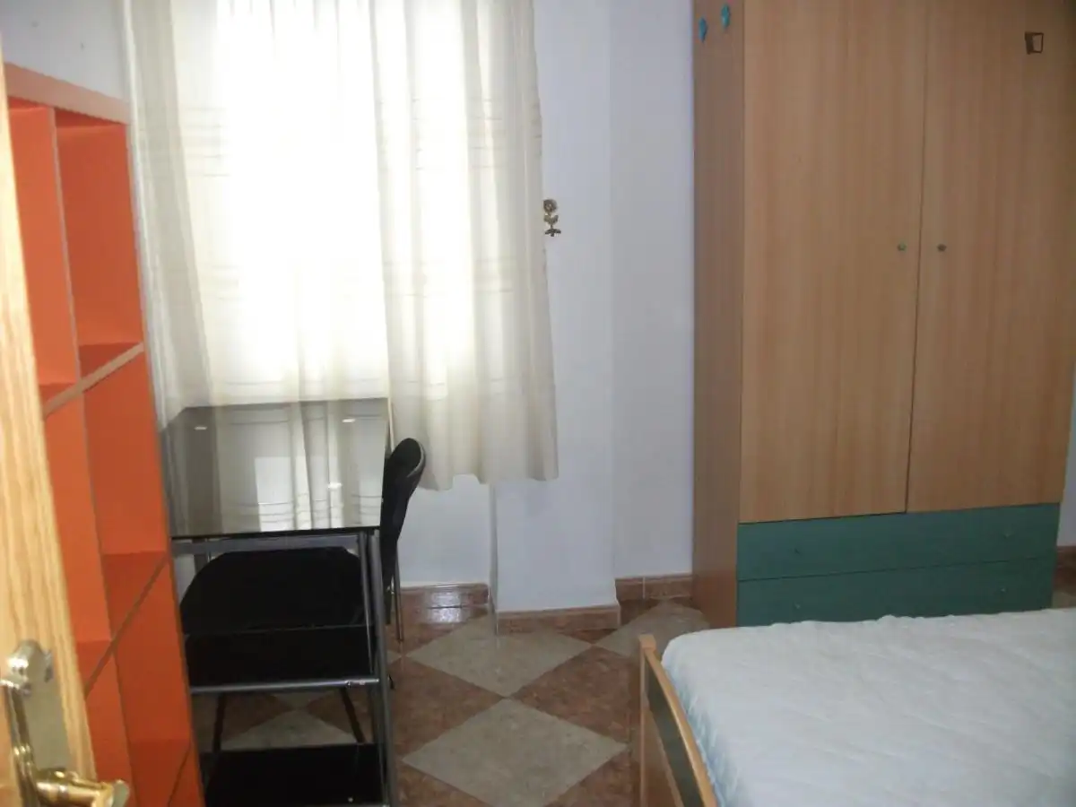 Dormitori de Apartament per a compartir en Granada amb Moblat, Forn i Rentadora