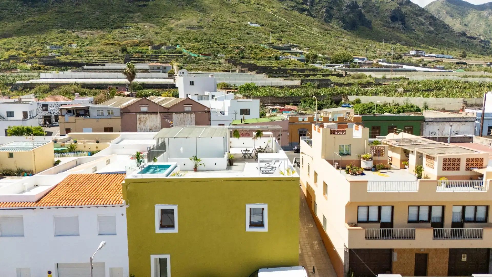 Vista exterior de Casa o xalet en venda en Los Silos amb Aire condicionat, Terrassa i Moblat