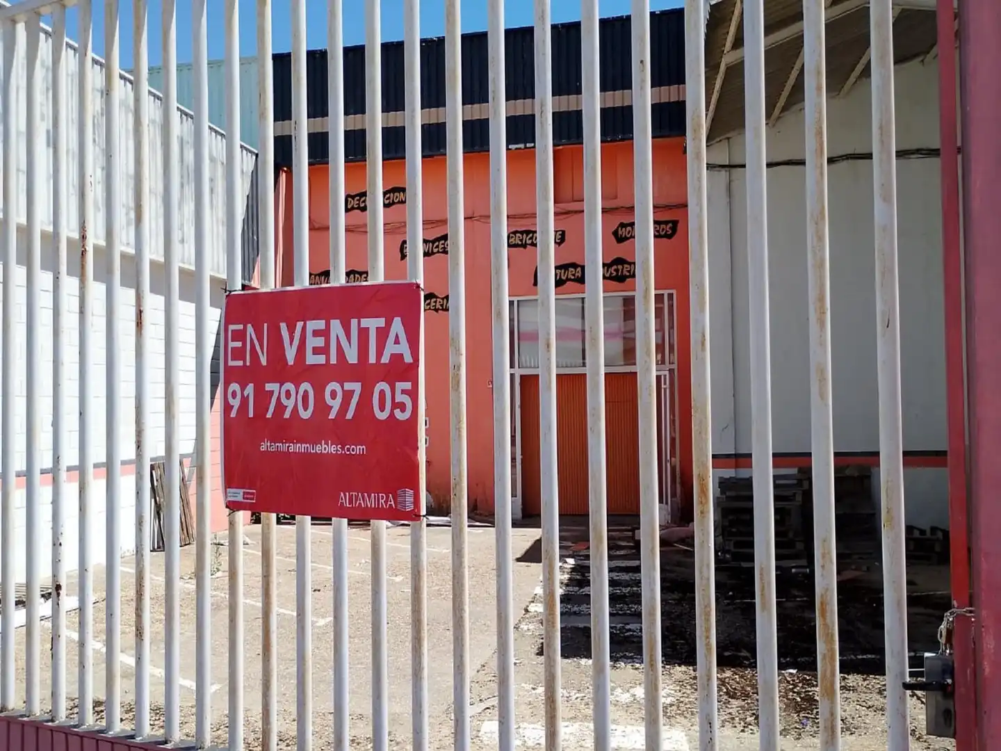 Exterior view of Industrial buildings for sale in Villanueva de la Serena