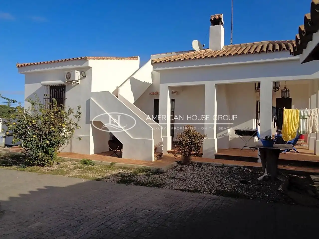 Vista exterior de Casa o xalet en venda en Chiclana de la Frontera amb Aire condicionat, Calefacció i Jardí privat