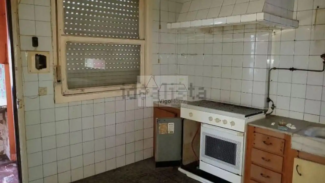 Cuina de Casa o xalet en venda en Cangas  amb Calefacció, Jardí privat i Terrassa