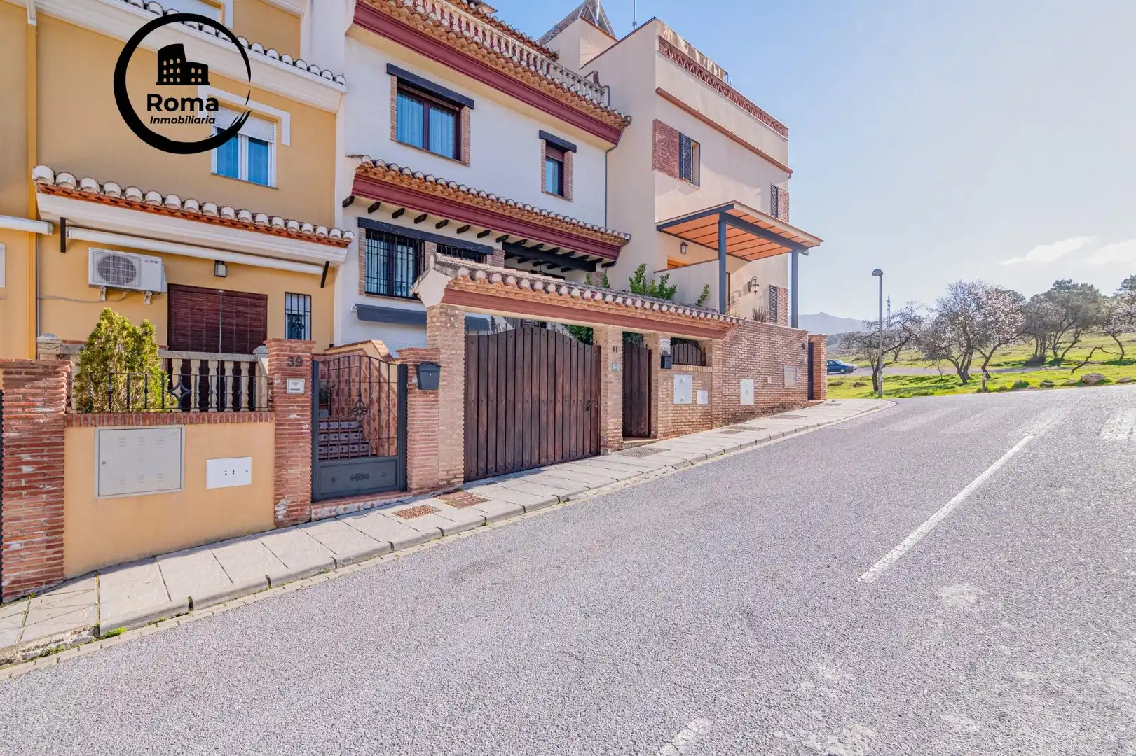 Vista exterior de Casa adosada en venta en La Zubia con Aire acondicionado, Calefacción y Piscina