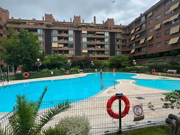 Pis amb piscina en venda a Ventisquero de La Condesa