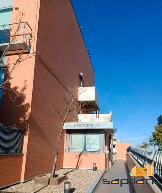 Vista exterior de Dúplex en venda en Alcorcón amb Aire condicionat i Traster