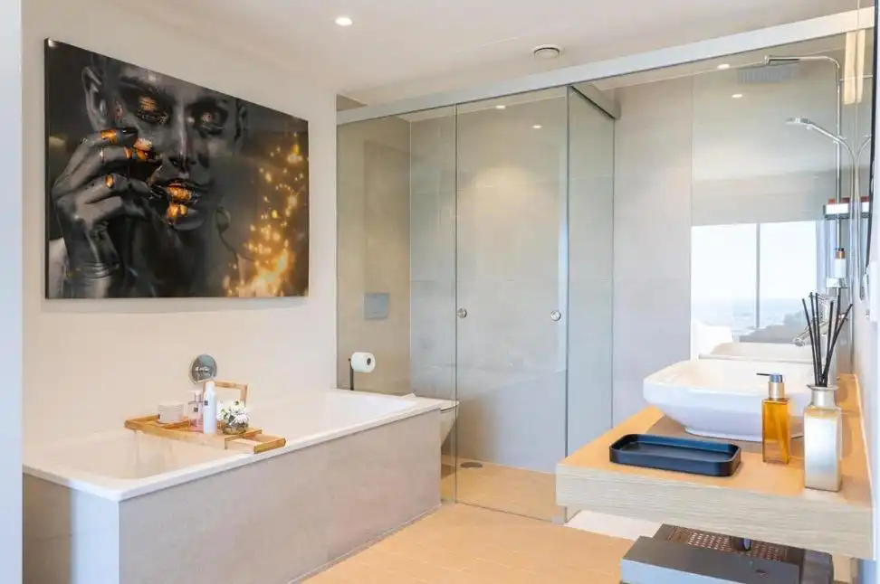 Badezimmer von Wohnung zur Miete in Mijas mit Klimaanlage, Privatgarten und Terrasse