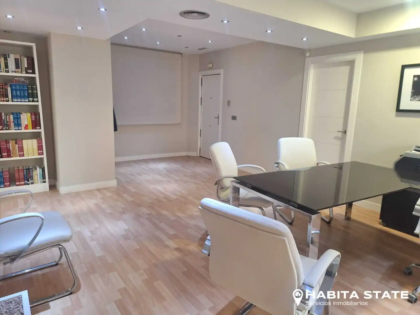 Büro zur Miete in Almería mit Klimaanlage, Heizung und Möbliert