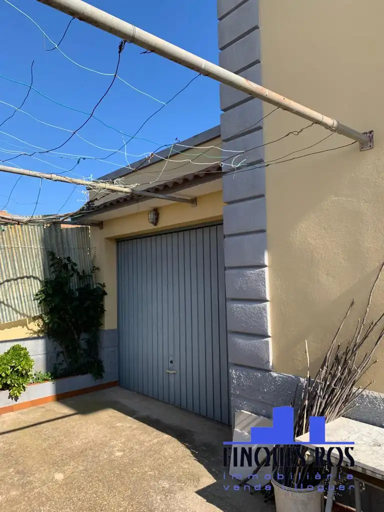 Vista exterior de Casa o xalet en venda en Vinaròs amb Jardí privat, Terrassa i Traster
