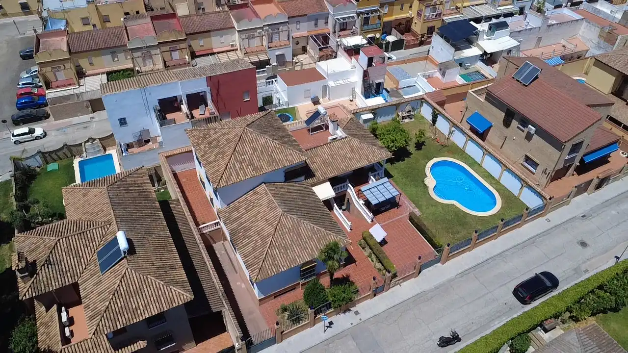 Vista exterior de Casa o xalet en venda en Bormujos amb Aire condicionat, Jardí privat i Terrassa