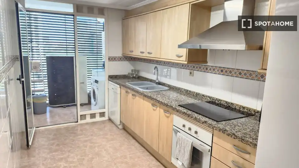 Cuina de Pis de lloguer en Valencia amb Aire condicionat, Calefacció i Moblat