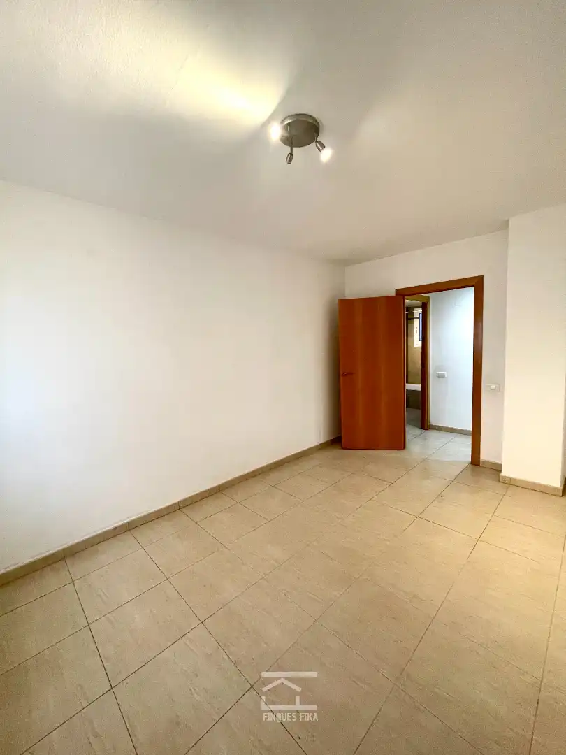 Habitación de Piso en venta en Mataró con Trastero, Horno y Alarma