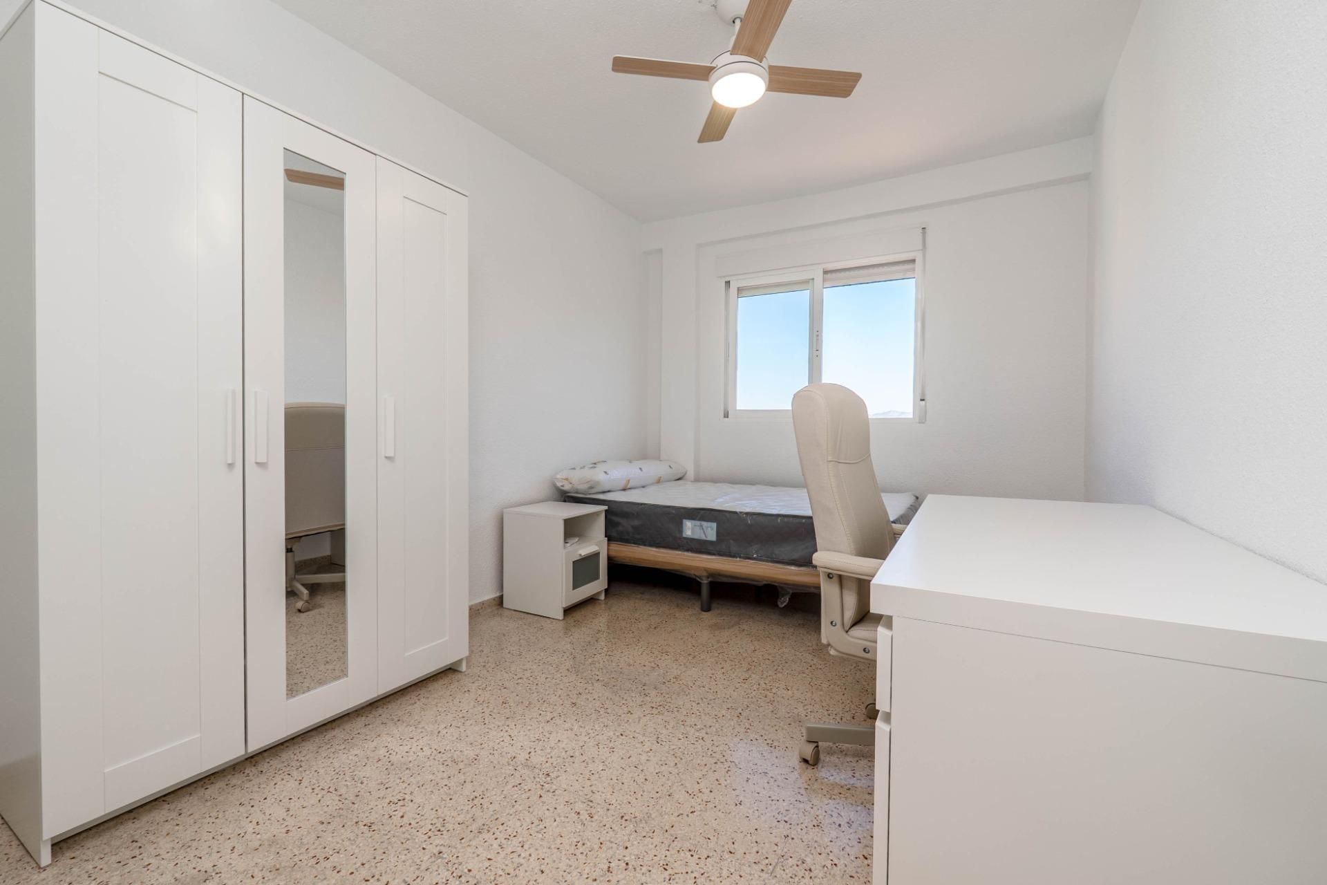 Dormitori de Pis per a compartir en  Granada Capital amb Terrassa, Moblat i Balcó