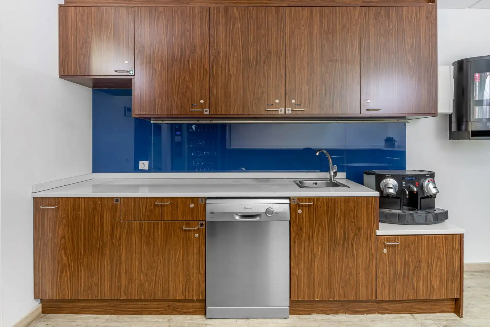Cocina de Oficina de alquiler en La Moraleja con Aire acondicionado, Calefacción y Amueblado