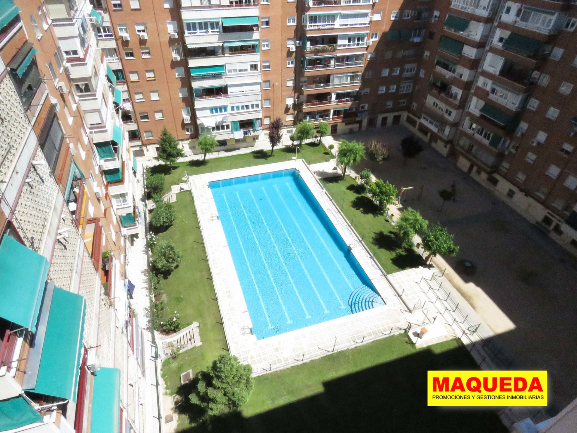 Swimming pool of Flat for sale in Alcorcón  with Heating, Parquet flooring and Terrace