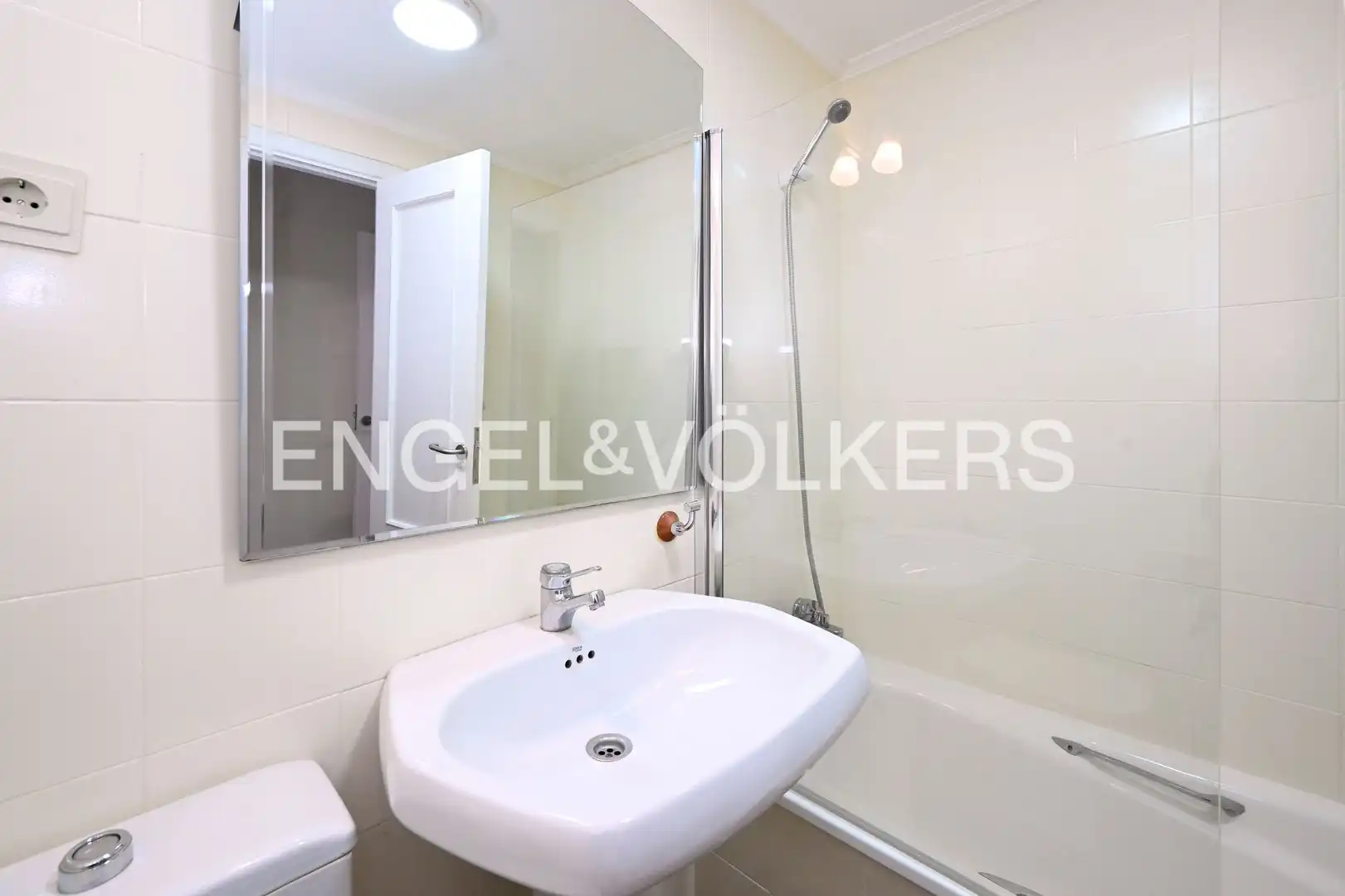 Badezimmer von Wohnung zum Verkauf in Santander mit Heizung, Privatgarten und Abstellraum