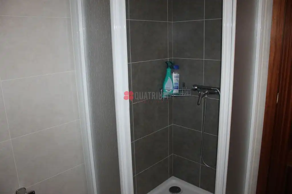 Bathroom of Flat for rent in Santiago de Compostela   with Heating, Parquet flooring and Furnished