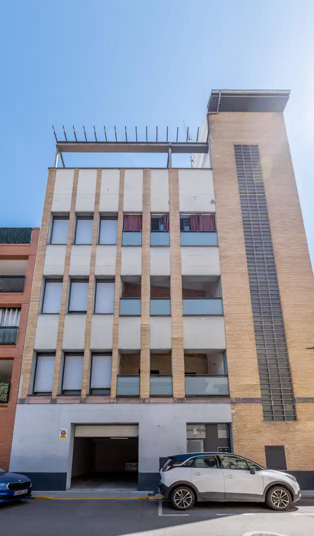 Vista exterior de Edifici en venda en Barbastro