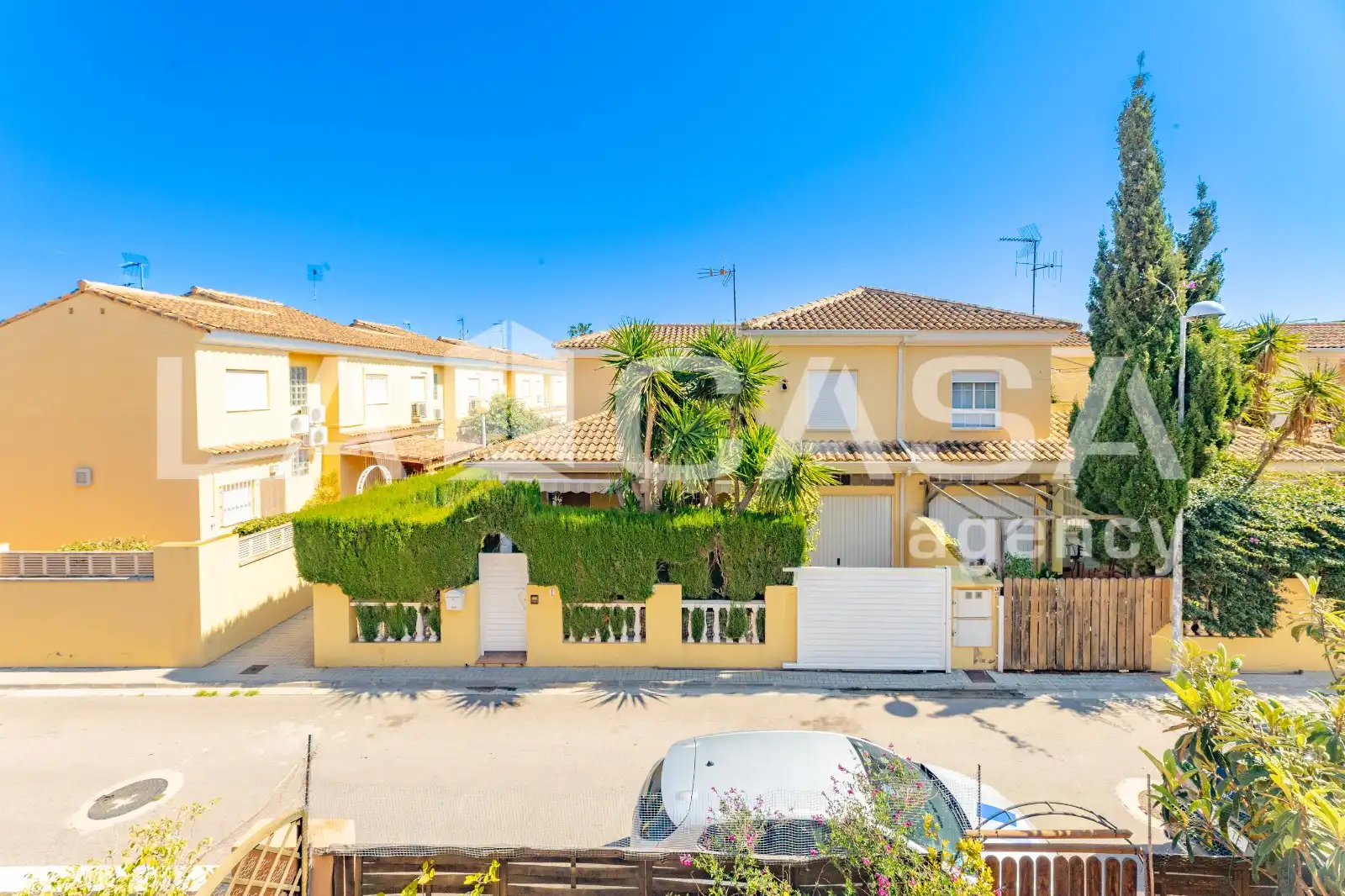 Vista exterior de Casa adosada en venda en Sagunto / Sagunt amb Terrassa, Piscina i Balcó