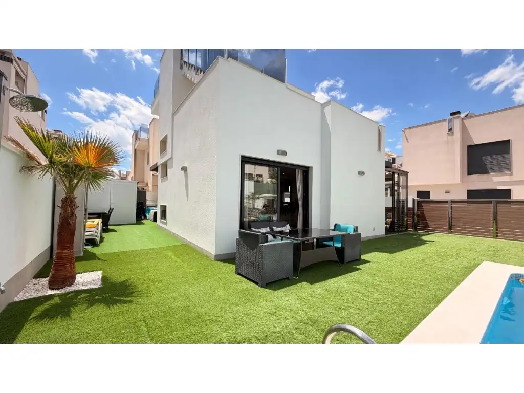 House with pool for sale in Calle Maite Pagazaurtundua Ruiz, imagen 2