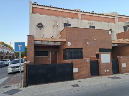 Vista exterior de Casa adosada en venda en Castilleja de la Cuesta amb Terrassa