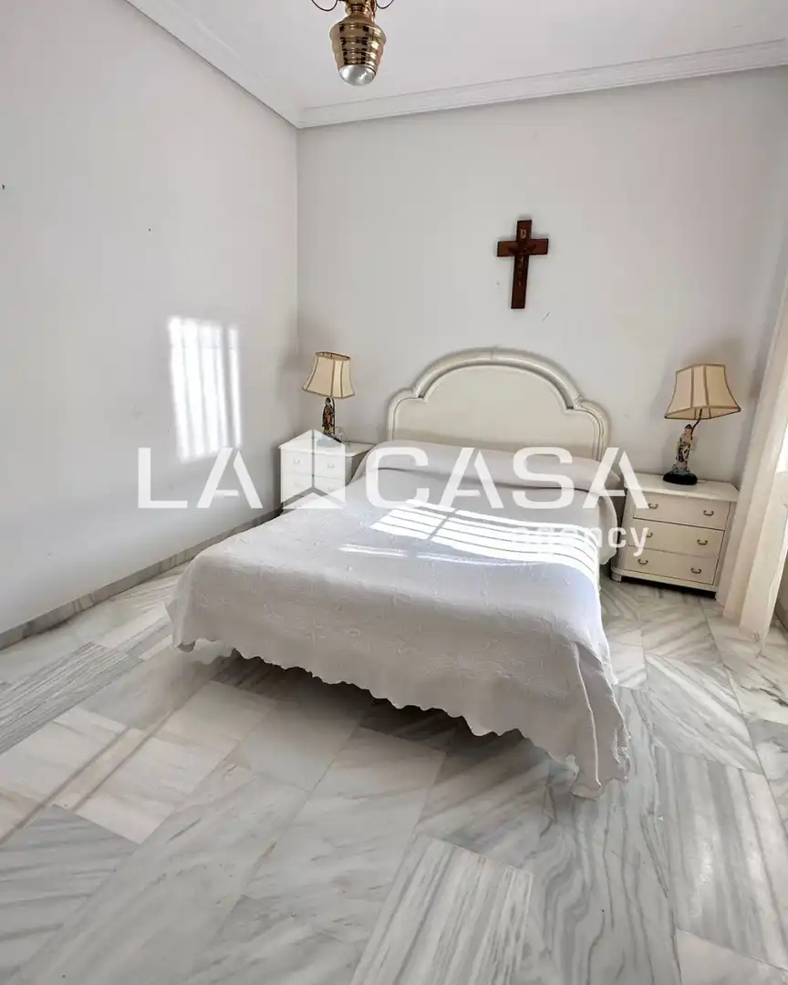 Schlafzimmer von Einfamilien-Reihenhaus zum Verkauf in Gelves mit Abstellraum und Schwimmbad