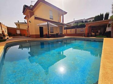 Detached house with pool for sale in Centro