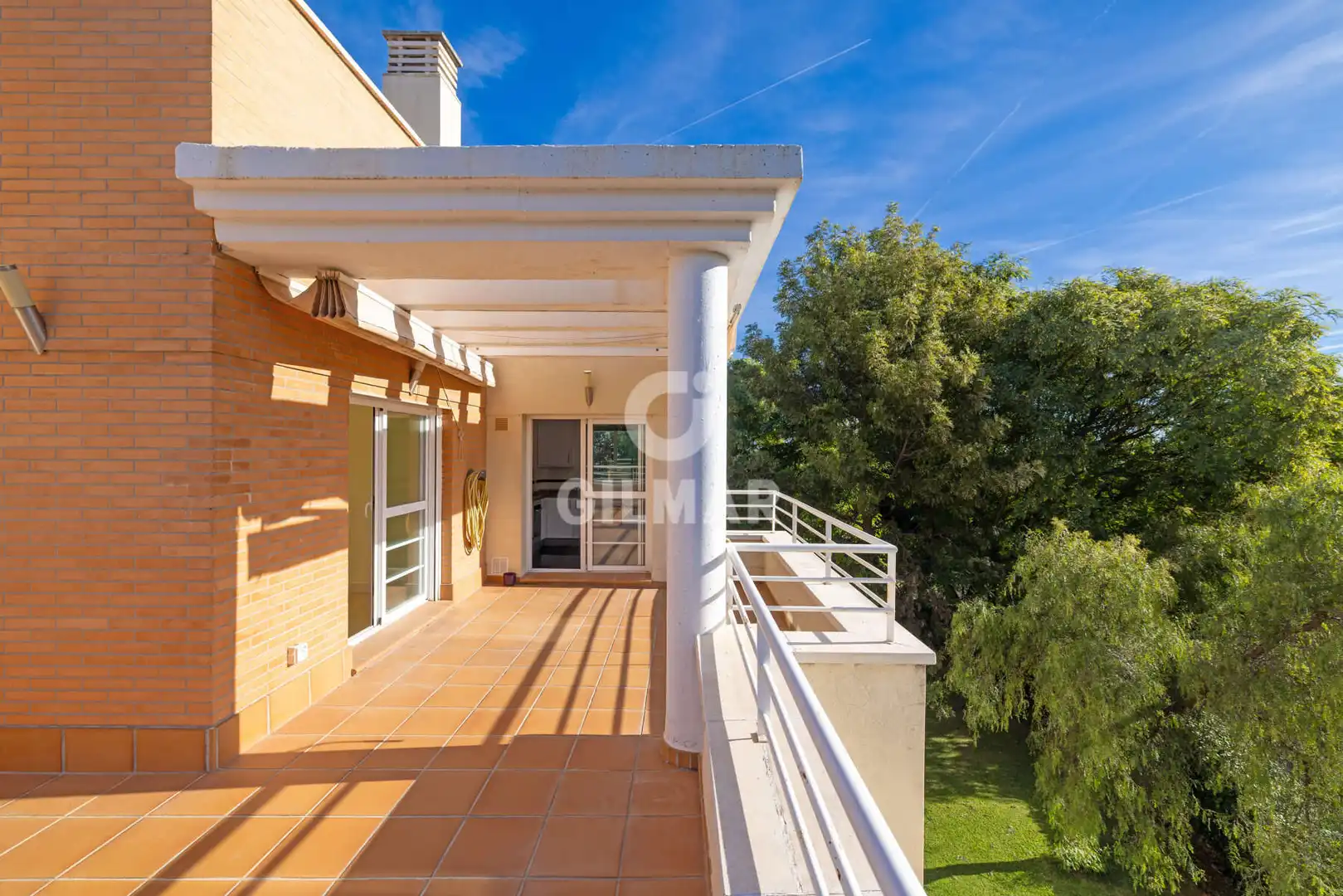 Vista exterior de Dúplex en venta en Estepona con Calefacción, Jardín privado y Piscina