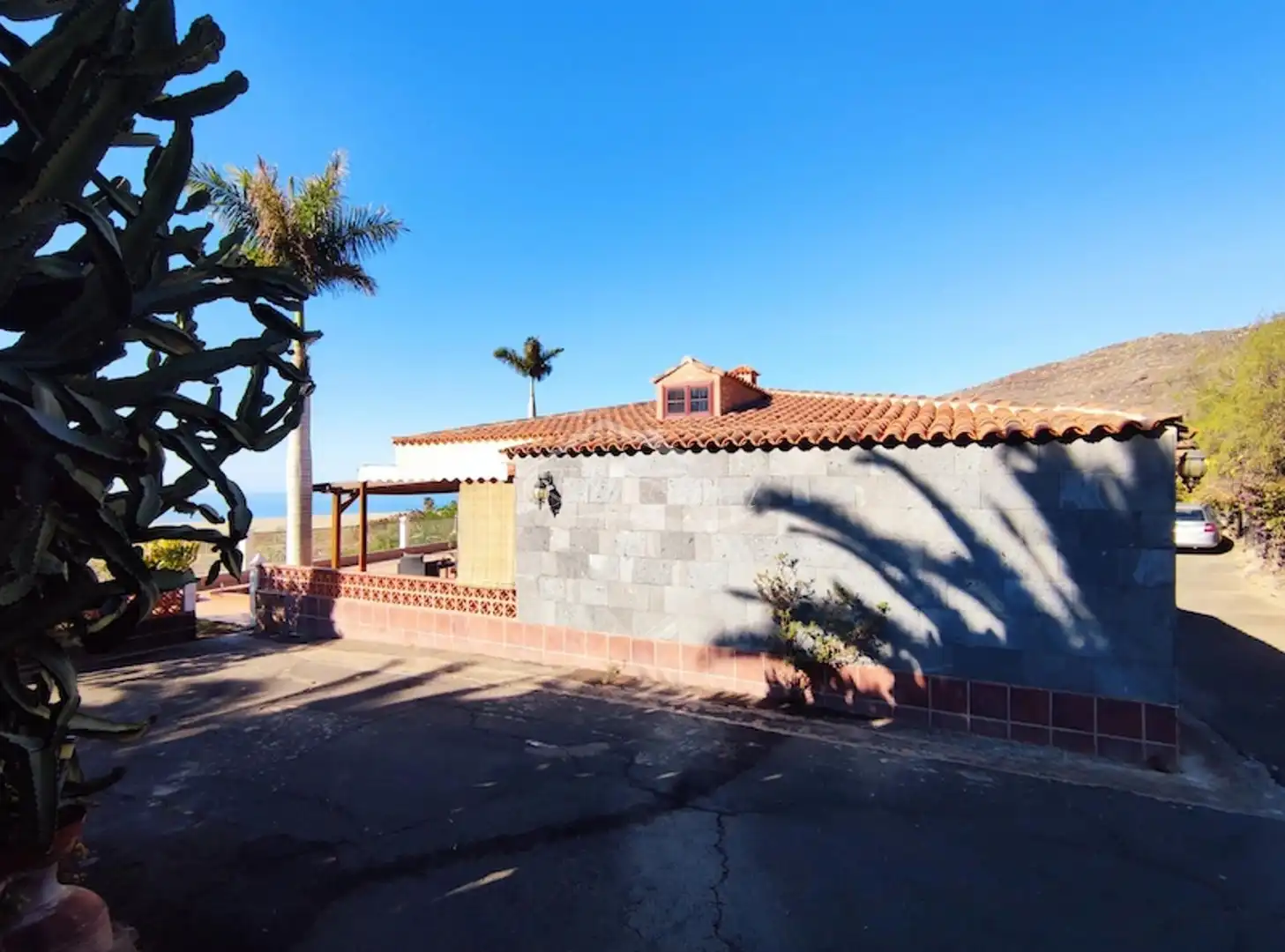Vista exterior de Casa o xalet en venda en Santiago del Teide amb Jardí privat, Terrassa i Moblat