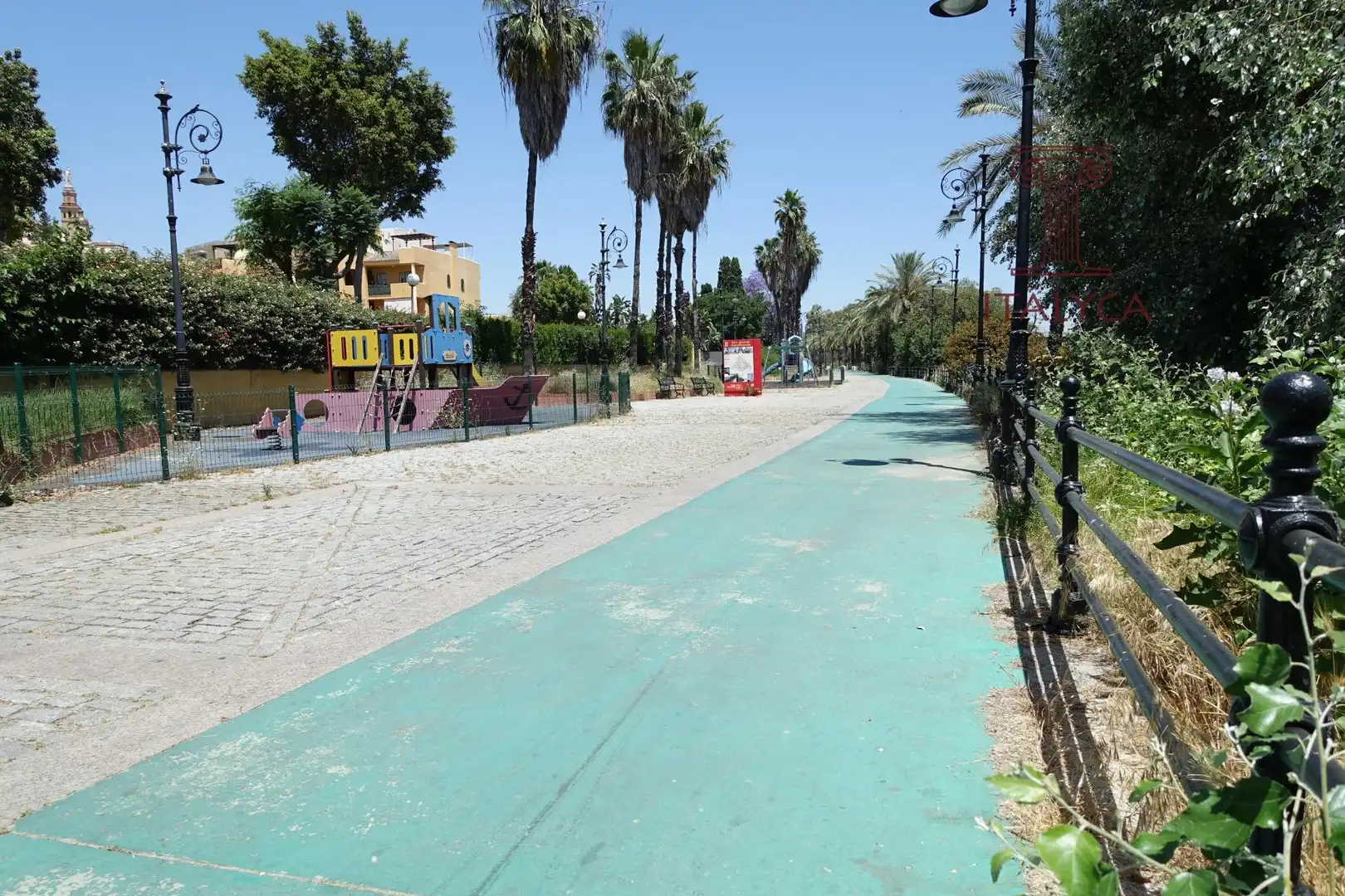 Außenansicht von Einfamilien-Reihenhaus zum Verkauf in San Juan de Aznalfarache mit Klimaanlage, Heizung und Privatgarten