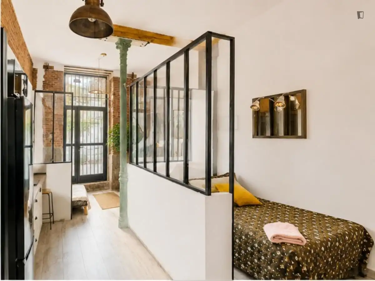 Dormitori de Apartament de lloguer en Madrid amb Moblat, Microones i Internet