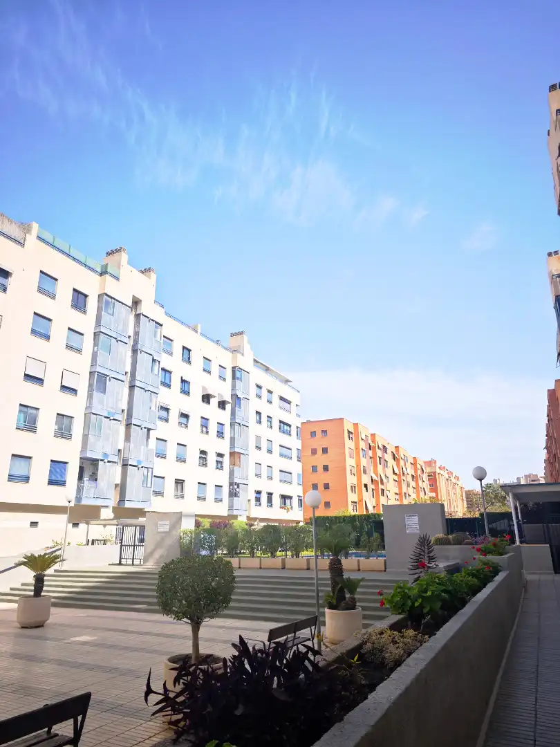 Vista exterior de Ático en venta en Alicante / Alacant con Aire acondicionado, Jardín privado y Parquet