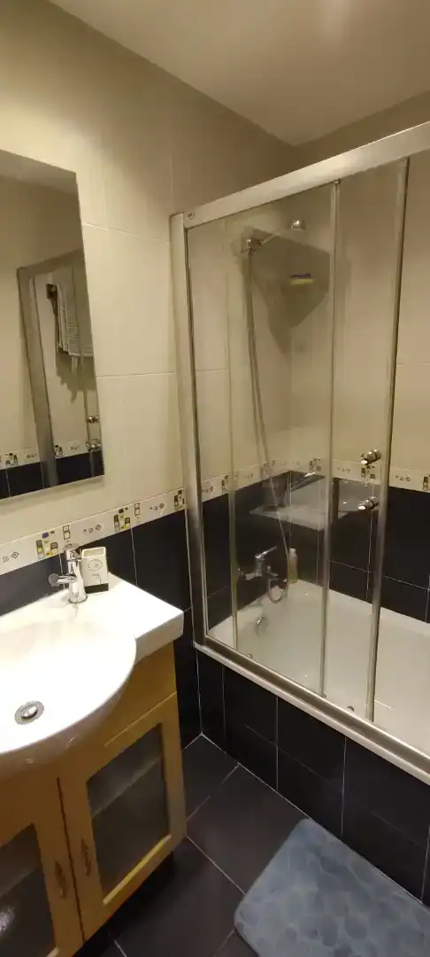 Baño de Piso de alquiler en Ribeira con Parquet, Trastero y Amueblado