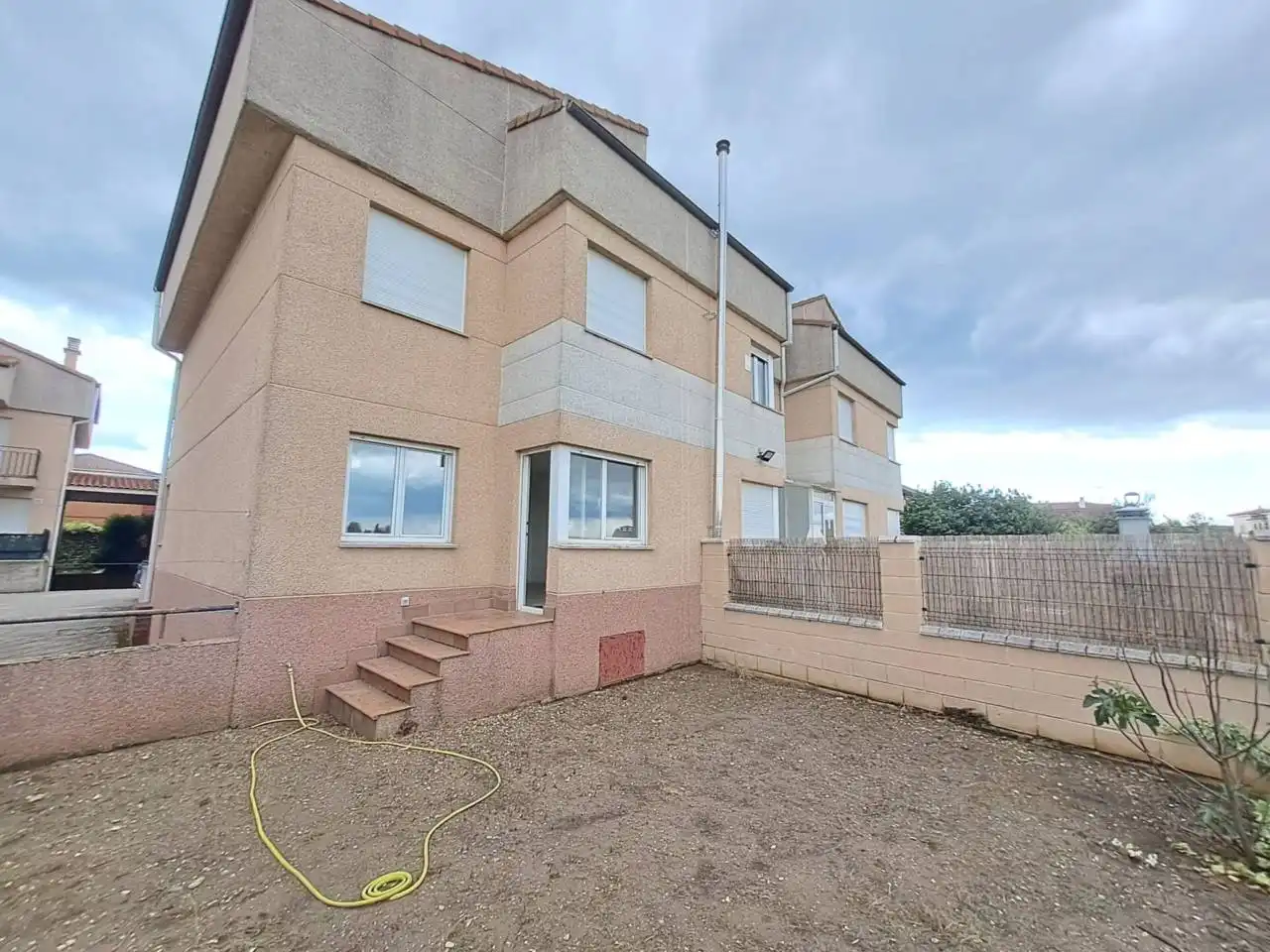 Vista exterior de Casa adosada en venda en Merindad de Río Ubierna amb Calefacció, Jardí privat i Terrassa