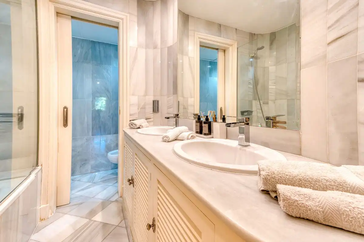 Bany de Apartament en venda en Marbella amb Aire condicionat, Terrassa i Traster