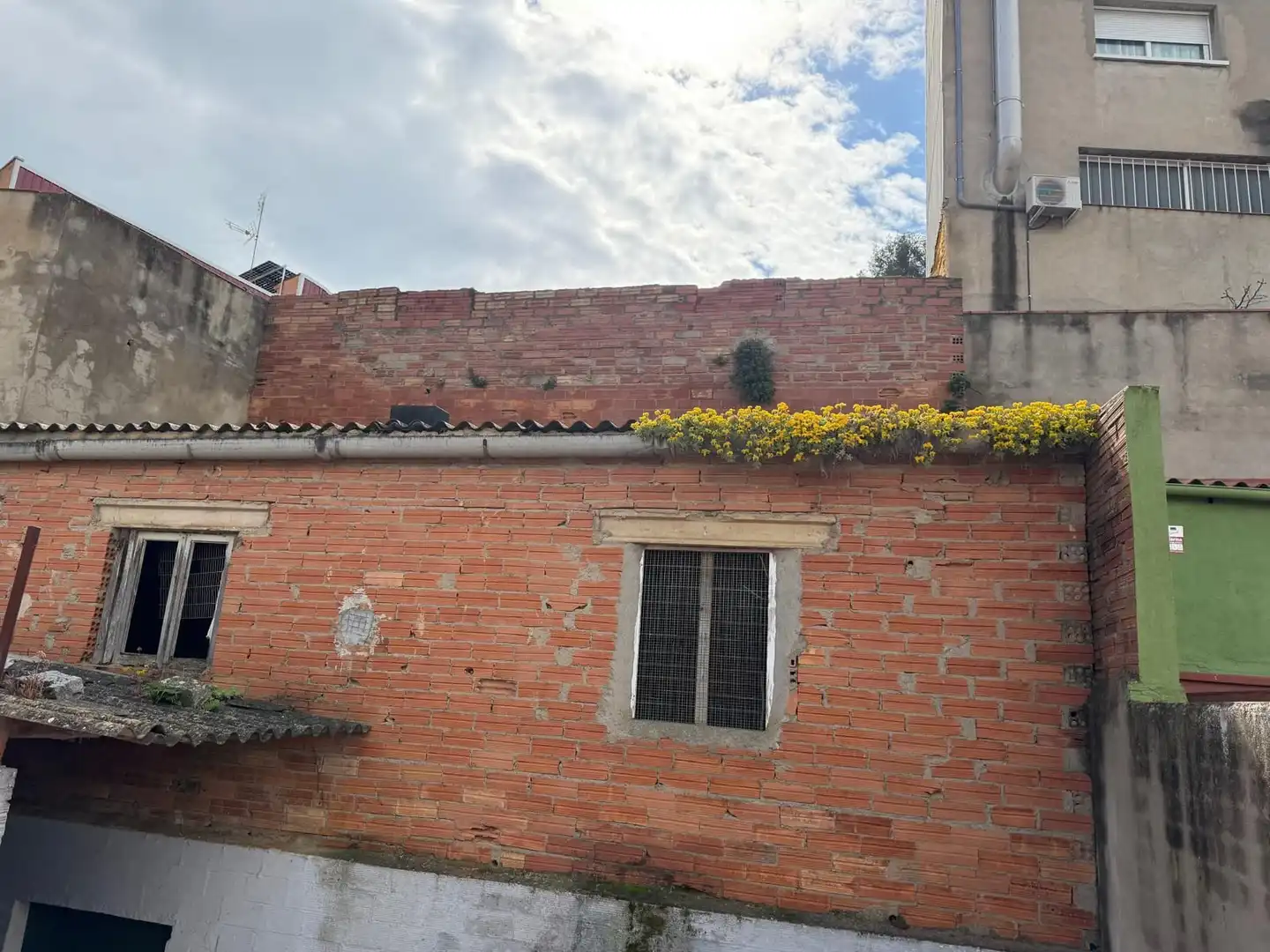 Vista exterior de Casa o xalet en venda en Gavà amb Jardí privat