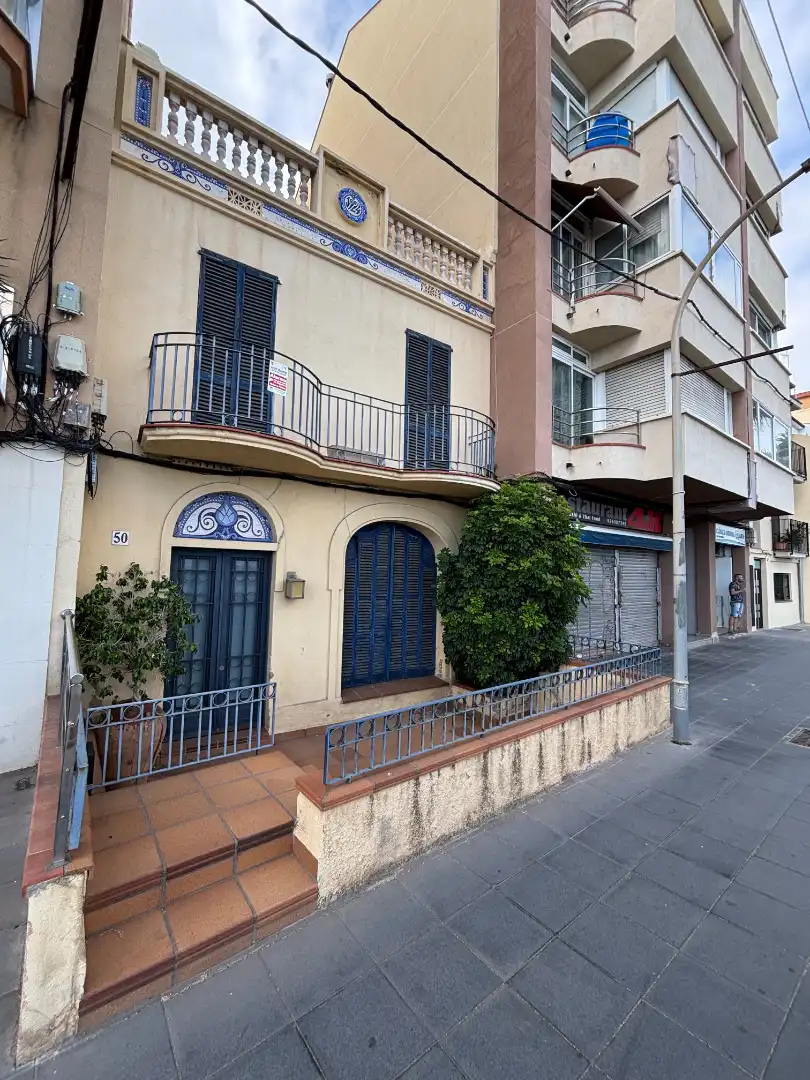Vista exterior de Casa adosada en venda en Vilassar de Mar amb Jardí privat, Terrassa i Forn