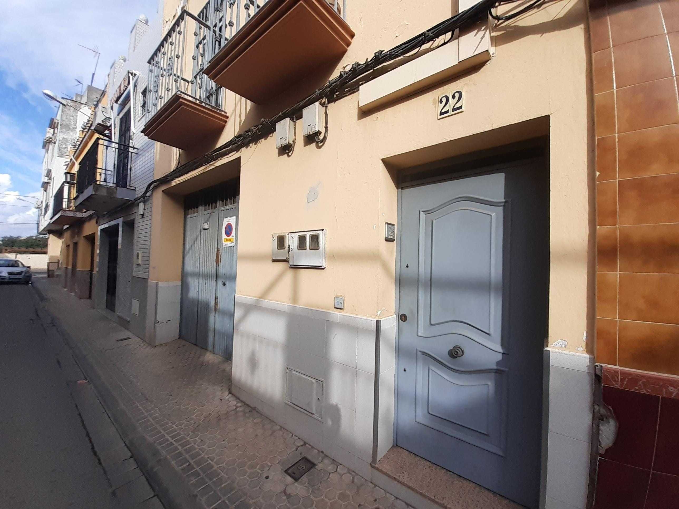 Vista exterior de Local en venda en  Sevilla Capital
