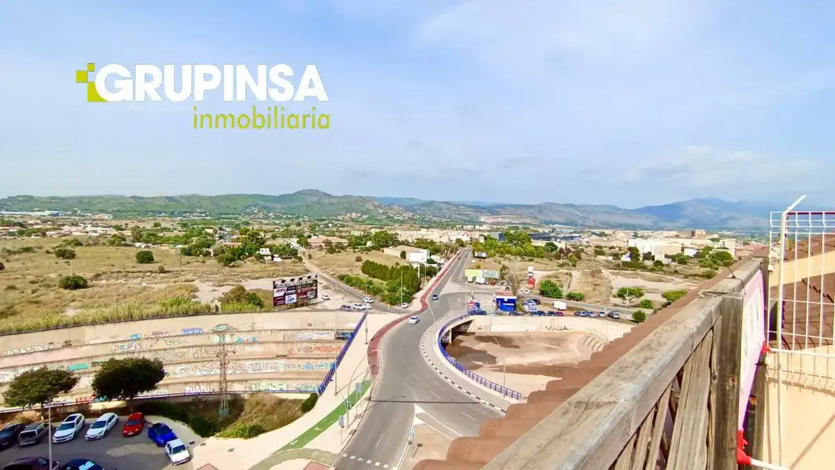 Vista exterior de Piso en venta en Castellón de la Plana / Castelló de la Plana con Aire acondicionado, Terraza y Trastero