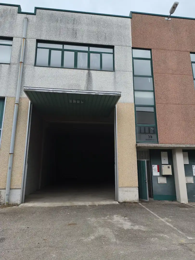 Außenansicht von Fabrikhallen zur Miete in Mungia